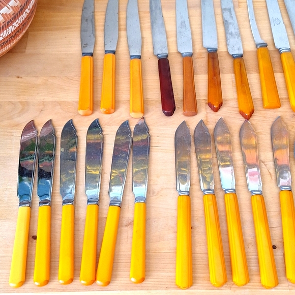Mixed Lot of 37 Vintage Mid-Century Bakelite Utensils in Yellow-Orange. - Picture 3 of 10